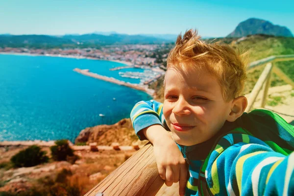 Menino fazendo selfie enquanto viaja na Europa, Espanha — Fotografia de Stock