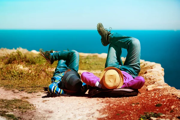 Père et fils se détendre Voyage dans la nature pittoresque — Photo