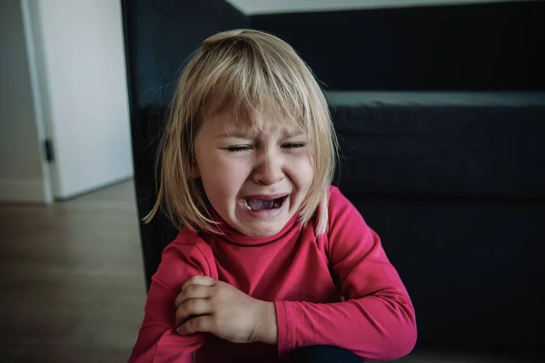 Gråtande barn, smärta, stress, sorg, förtvivlan — Stockfoto