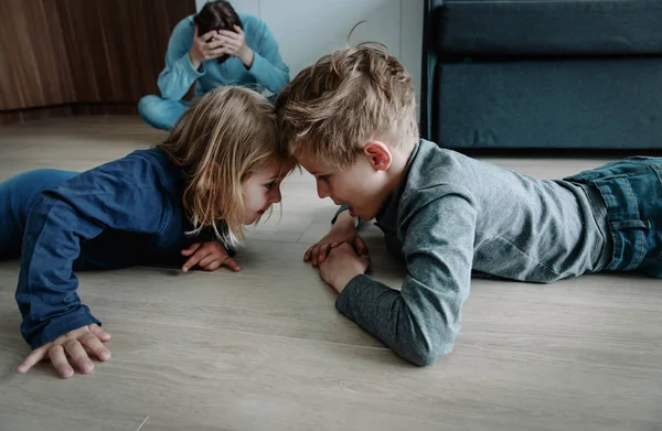 Arg stressad barn och trötta far — Stockfoto