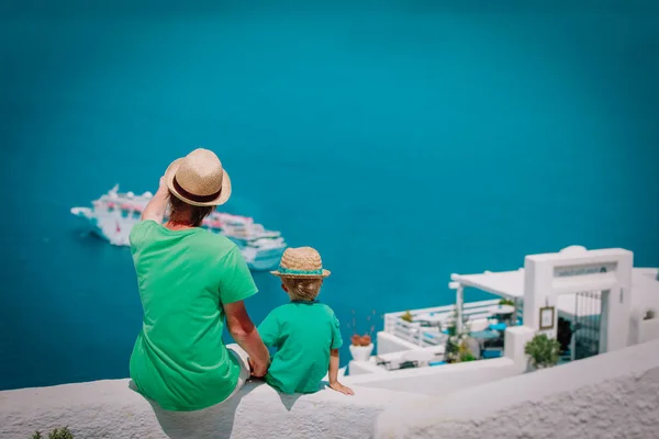 Отец и маленький сын смотрят на Санторини, Греция — стоковое фото
