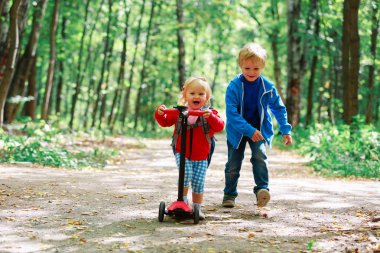 küçük kız scooter ve çalışan, çocuk sürme çocuklar spor