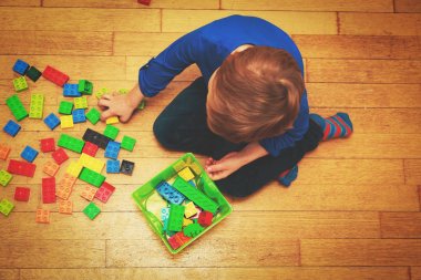 plastik blokları ile küçük çocuk oyun