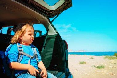 seyahat-dürbün ve sırt çantası ile küçük kız araba ile seyahat çocuklar