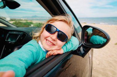 Araba ile seyahat ederken selfie denizde yapmak mutlu küçük kız