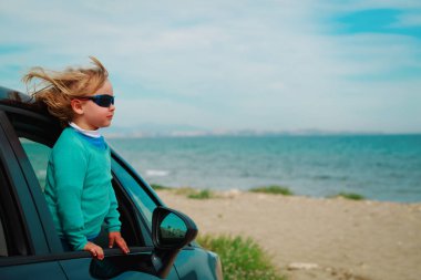 küçük kız zevk denizde arabayla seyahat