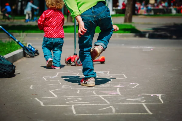 Crianças jogando hopscotch no playground — Fotografia de Stock