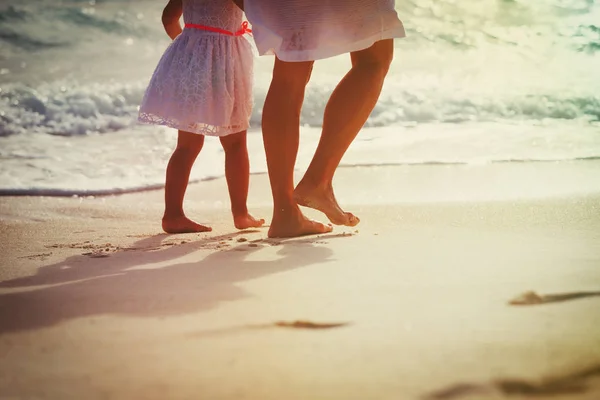 母亲带着小女儿在沙滩上漫步 — 图库照片