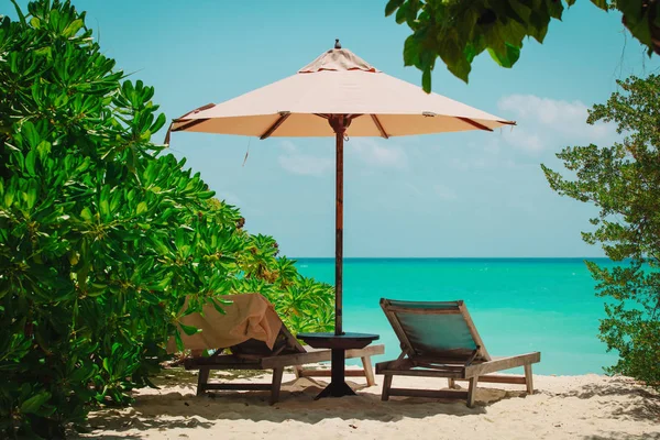 Dos sillas de playa en vacaciones tropicales — Foto de Stock
