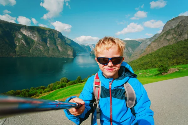 Liten pojke att göra selfie medan resor i naturen, Norge — Stockfoto