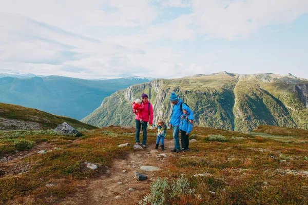Šťastná rodina s dětmi pěší turistika v horách — Stock fotografie