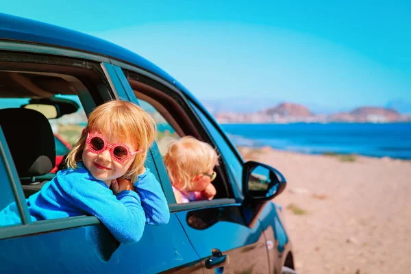 Little girls enjoy travel by car at beach — Stock Photo, Image
