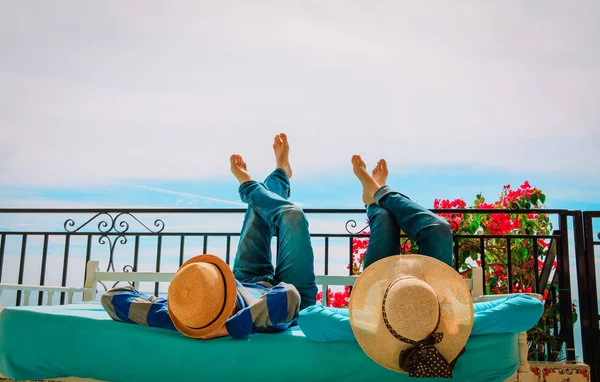 Casal feliz relaxar no terraço varanda — Fotografia de Stock