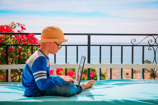 Petit garçon avec ordinateur portable sur balcon terrasse, apprendre — Photo