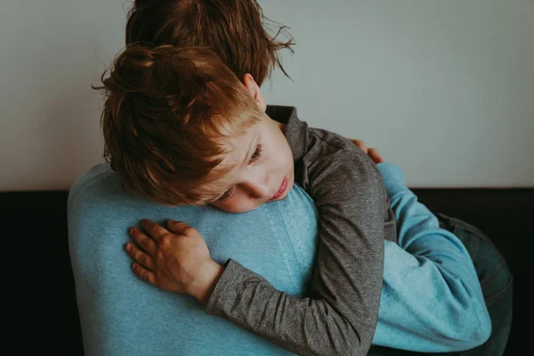 Far tröstande ledsna barn, föräldraskap, sorg — Stockfoto