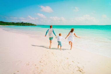mutlu aile zevk tropikal plaj