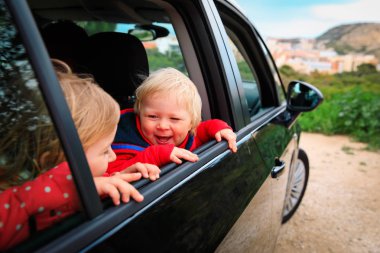 mutlu çocuklar arabayla yolda, Aile tatil seyahat