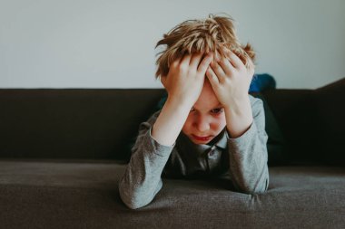 üzgün çocuk, stres ve depresyon