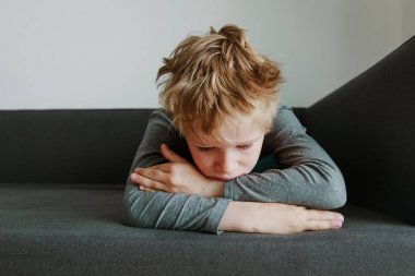 üzgün çocuk, stres ve depresyon