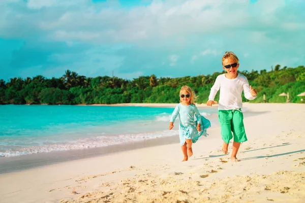 Niño y niña corren jugar en la playa —  Fotos de Stock