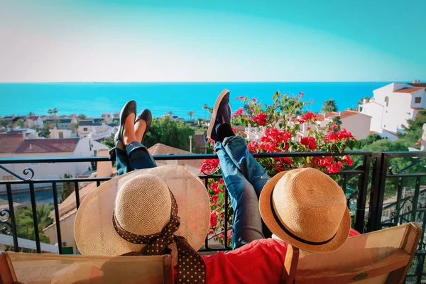 Счастливая пара расслабиться на террасе балкона — стоковое фото