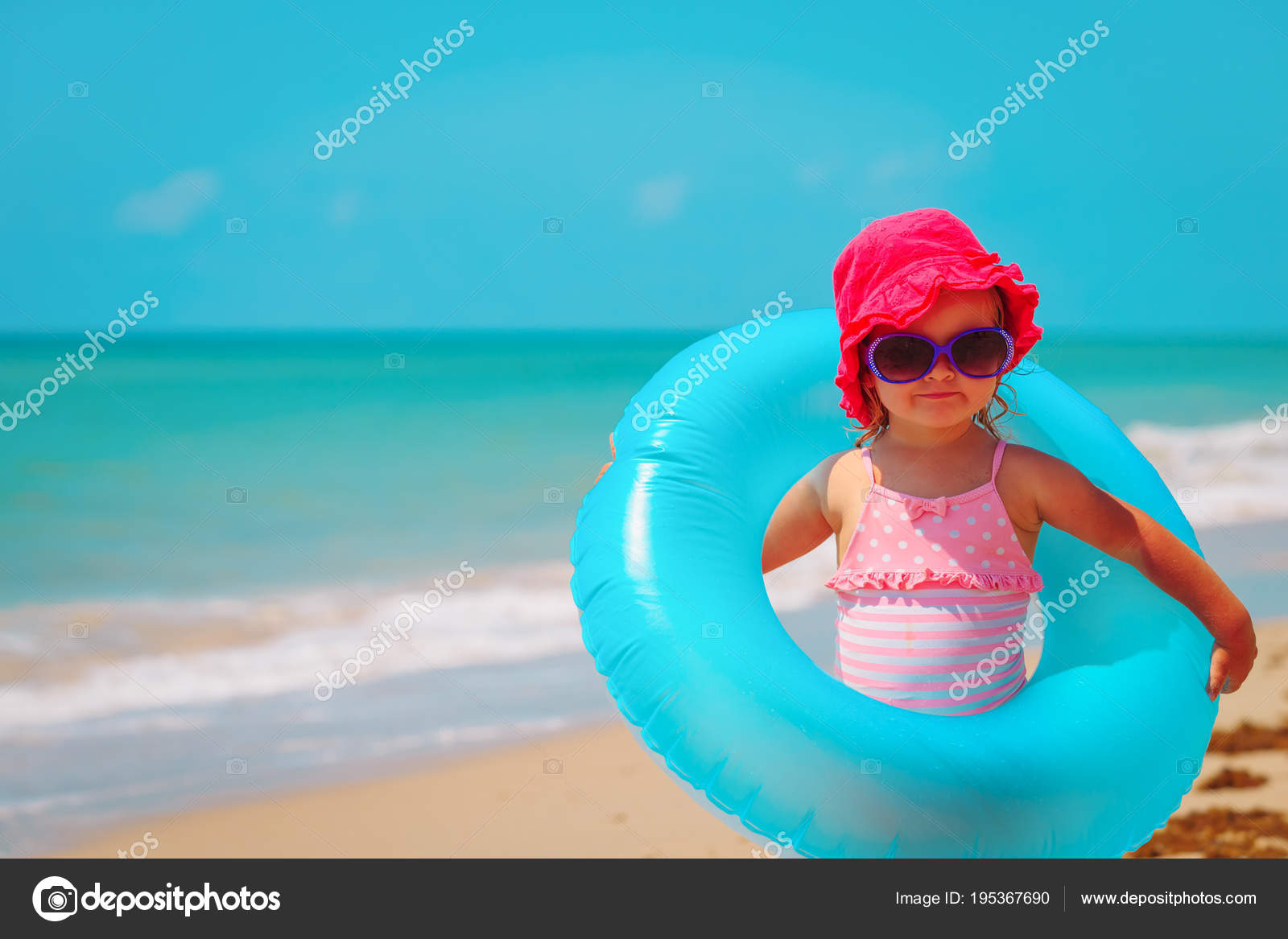 — Foto Flotante Stock La Con Anillo En Juguete Playa Linda Niña De YWHE2eD9Ib