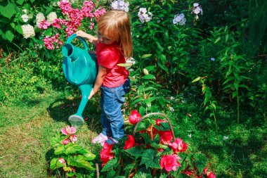 küçük kız Çiçek Bahçe Sulama