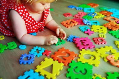 küçük bebek kız numaraları ve matematik öğrenmek