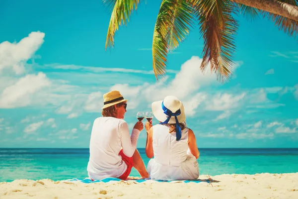 Mutlu sevgi dolu çift içki şarap plajda sakin ol. — Stok fotoğraf