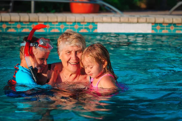 Großmutter mit Kindern schwimmt zusammen — Stockfoto