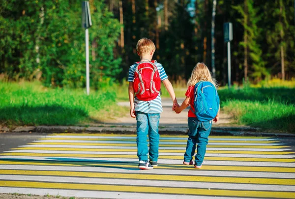 Mały chłopiec i dziewczynka trzymając się za ręce chodzić do szkoły — Zdjęcie stockowe