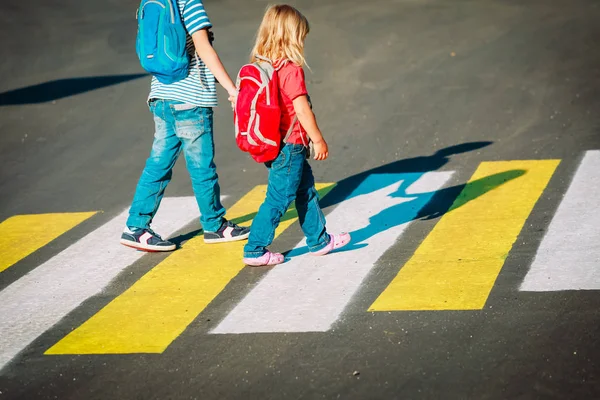 Kleine Jungen und Mädchen gehen händchenhaltend zur Schule — Stockfoto