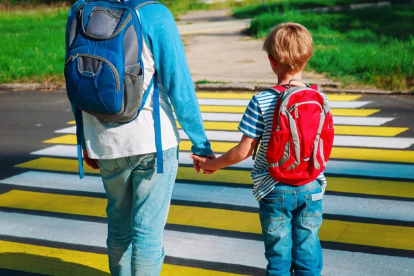 Far och son son gå till skolan — Stockfoto