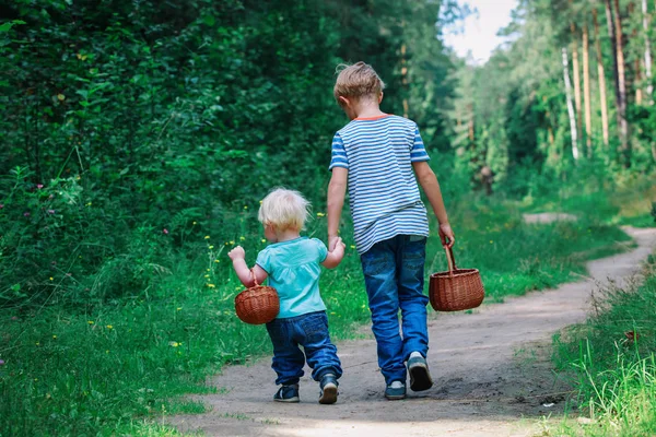 Menino e menina indo para a floresta — Fotografia de Stock