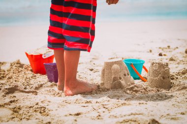 küçük çocuk sahilde kum ile oynamak