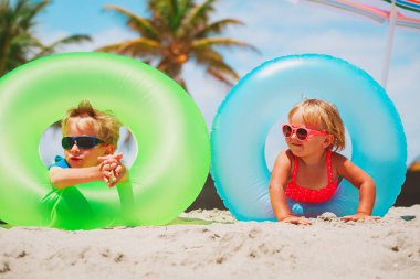 sevimli küçük erkek ve kız plajda oyna