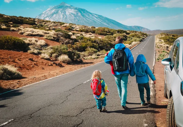 Family travel by car-father with kids on road in mountains — Stock Photo, Image