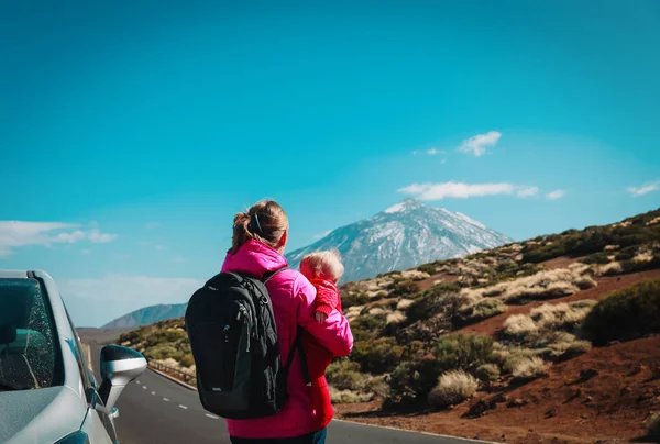 Rodina cestování auto matka s dítětem na silnici v horách — Stock fotografie