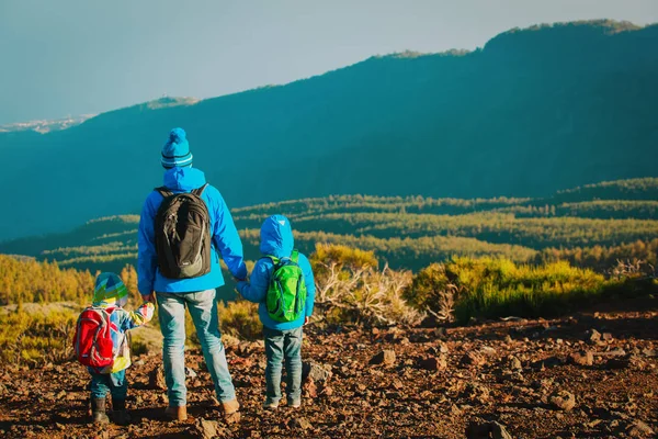 Père et deux enfants voyagent randonnée dans les montagnes — Photo