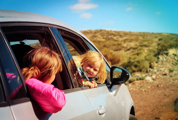 Aile dağlarda küçük kızı ile araba-anne tarafından seyahat — Stok fotoğraf