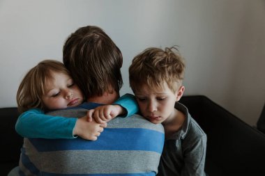 üzgün küçük bir çocuk ve sarılma kız baba, Aile üzüntü içinde