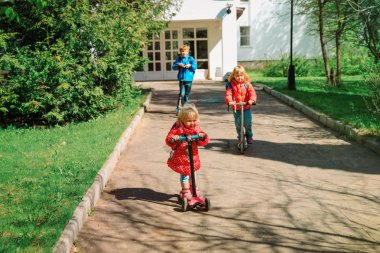 Çocuklar okuldan schooters üzerinde geliyor
