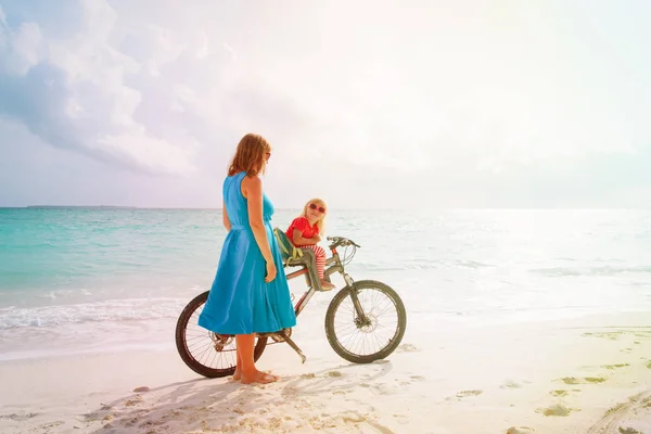 Mãe e filha pedalando na praia — Fotografia de Stock