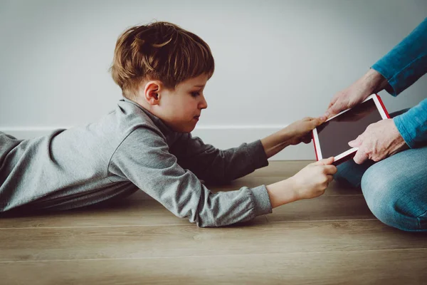 Uzależnienie od komputera- ojciec biorąc touch pad od wściekłego dziecka — Zdjęcie stockowe