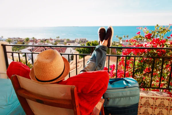Молодий чоловік турист відпочиває на мальовничій терасі на балконі — стокове фото