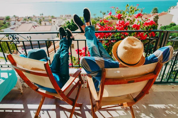 Papá y su hijo relajarse en la terraza del balcón — Foto de Stock