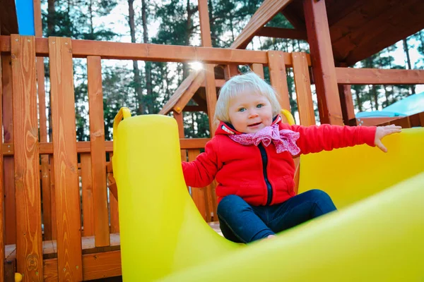 Niedliche kleine Mädchen Rutsche auf Spielplatz im Freien — Stockfoto