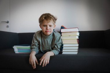 Çocuk öğrenmeyi protesto ediyor, çocuk okumaktan strese giriyor, ödev yapıyor.