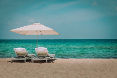 Tropik tatilde plaj sandalyeleri, denize seyahat