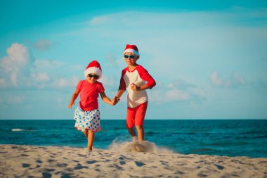 mutlu çocuklar-küçük çocuk ve kız - kumsalda Noel kutlamaları